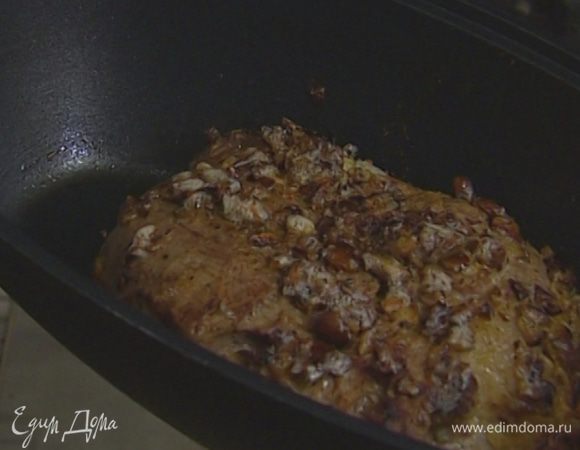 Переложить мясо в глубокую жаростойкую форму или утятницу, накрыть крышкой и отправить в разогретую до 200°С духовку на 20 минут. 