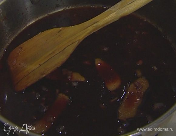 Приготовить соус: в сковороде, где жарилось мясо, разогреть 1 ст. ложку оливкового масла и обжарить шалот до прозрачности, затем добавить крупномолотый черный перец и бальзамический уксус и дать уксусу выпариться.