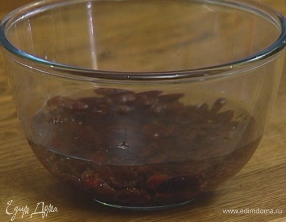 Изюм замочить в теплой воде на несколько минут, затем воду слить.