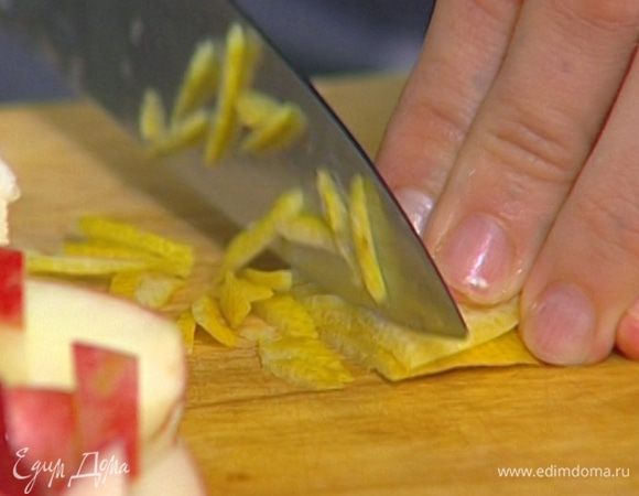 С лимона тонкими полосками снять цедру, выжать из него сок.