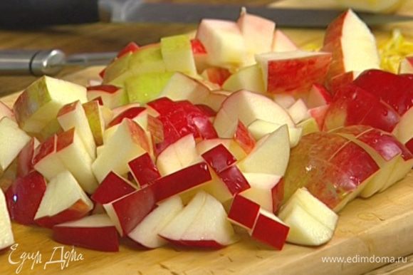 Яблоки, удалив сердцевину, нарезать кубиками и сбрызнуть лимонным соком.
