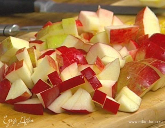 Яблоки, удалив сердцевину, нарезать кубиками и сбрызнуть лимонным соком. 