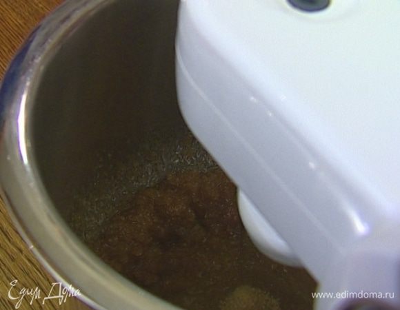 Взбить в комбайне 150 г растительного масла с сахаром.