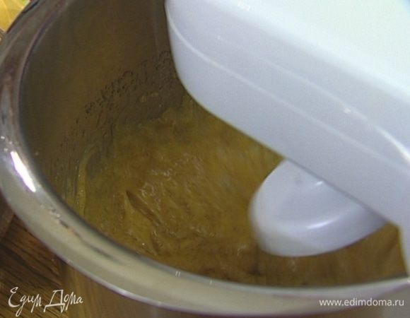 По одному ввести яйца и продолжать взбивать, пока масса не увеличится в объеме в два раза.