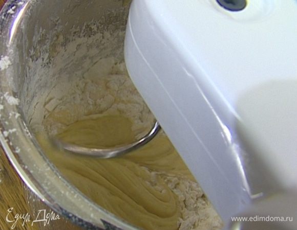 Муку просеять и порциями ввести в тесто, добавить щепотку соли и погашенную уксусом соду.