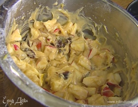 Добавить в тесто яблоки, изюм и цедру лимона. Все вымешать.