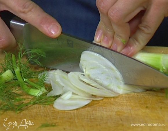 Половинку фенхеля тонко нарезать.