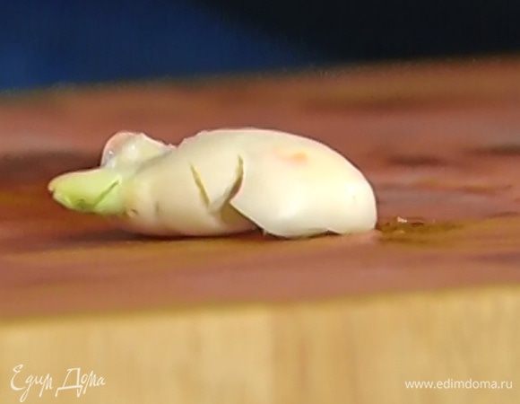 Чеснок почистить и раздавить плоской стороной ножа.