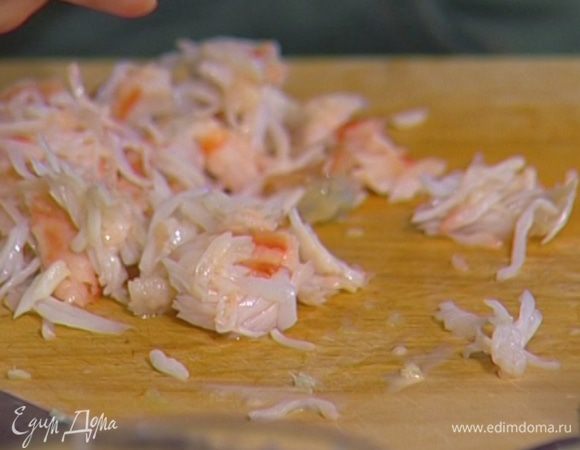 Крабовое мясо разобрать на небольшие кусочки и удалить косточки, если они есть.