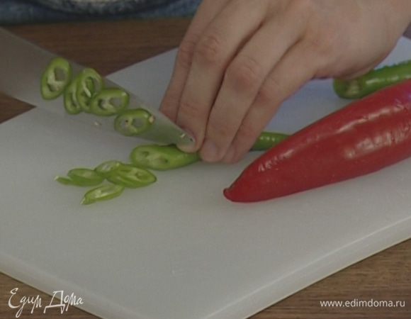 Чили мелко порезать.