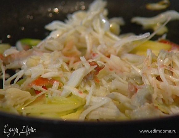 Добавить крабовое мясо, прогреть все вместе, влить вино и увеличить огонь, чтобы оно выпарилось.