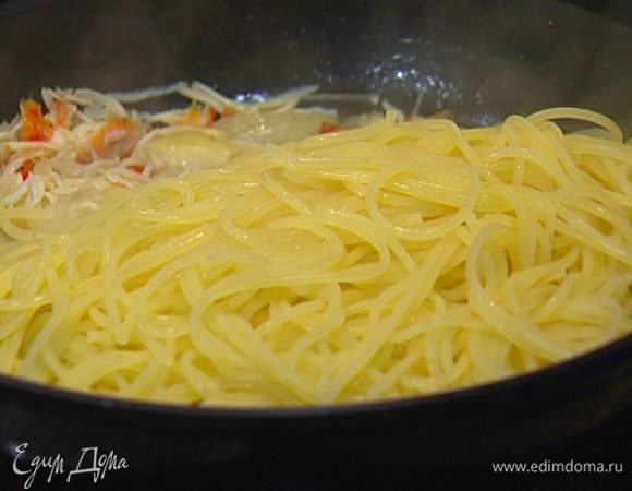 Спагетти отварить в подсоленной воде, воду слить и сохранить.