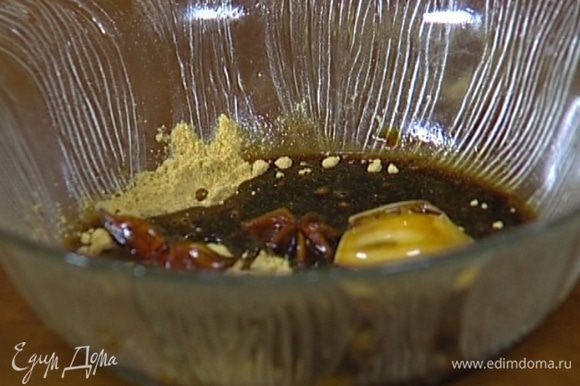 Приготовить маринад: соевый соус соединить с мирином, сахаром и медом, добавить бадьян, чеснок и имбирь, все перемешать.