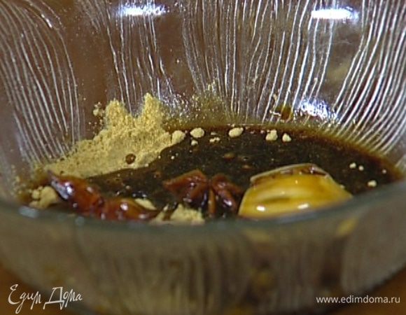 Приготовить маринад: соевый соус соединить с мирином, сахаром и медом, добавить бадьян, чеснок и имбирь, все перемешать.