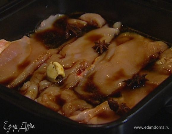 Разрезать каждую куриную грудку вдоль пополам, залить маринадом и оставить на 20 минут.