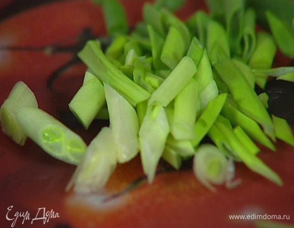 Зеленый лук нарезать длинными полосками.