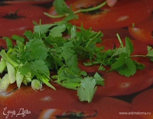 Кинзу крупно порезать. 