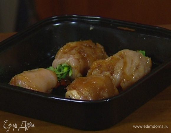 Уложить рулетики в небольшой глубокий противень и запекать в разогретой духовке 20 минут, время от времени поливая маринадом, а затем на 10 минут поставить под гриль или на самый верхний уровень духовки. 