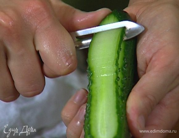 Огурец нарезать тонкими полосками.