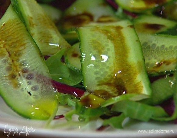 Сбрызнуть оливковым маслом и лимонным соком, посолить и поперчить. 