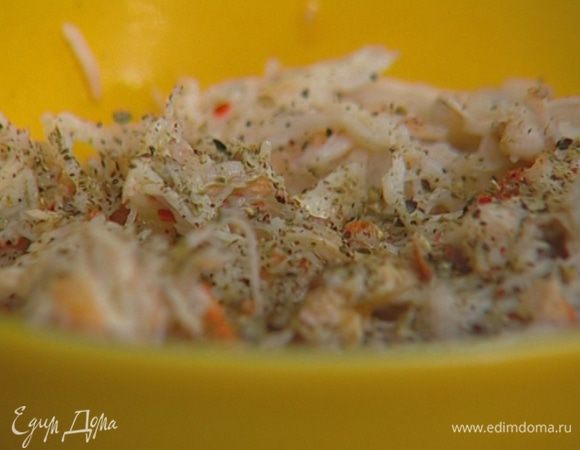 Добавить 1 ст. ложку сока лайма, 1/2 ст. ложки оливкового масла, 5 капель соуса табаско, горсть листьев кинзы и мяты, поперчить, посолить и перемешать.