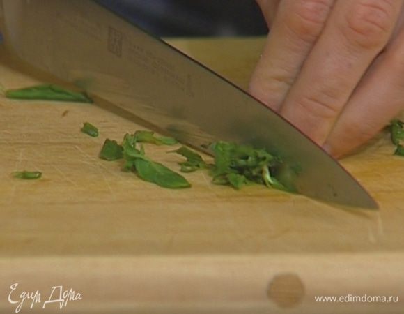 Оставшиеся листья кинзы и мяты мелко порубить.