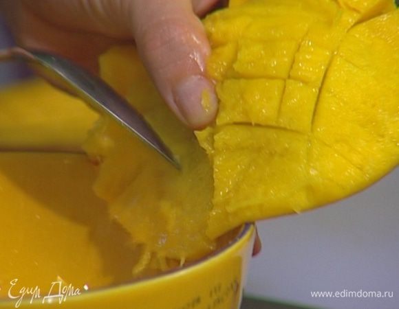 Оба манго разрезать пополам, удалить косточку, очистить от кожуры. Мякоть нарезать кубиками.