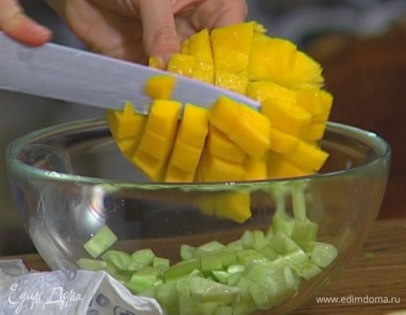 Соединить половину нарезанного манго с огурцами, добавить 1 ч. ложку сока лайма, 1 ст. ложку оливкового масла, 5 капель соуса табаско, измельченную зелень и толченый арахис, все перемешать.