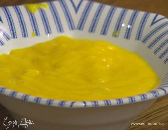 Приготовить соус: разогреть в сковороде 1 ст. ложку оливкового масла, добавить оставшуюся мякоть манго, по щепотке соли и перца, влить 50 мл воды и довести все до кипения. Снять с огня, добавить 1 ч. ложку лимонного сока и взбить соус в блендере.