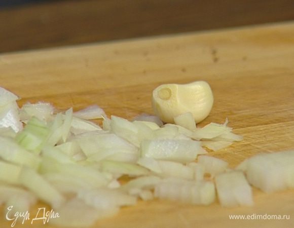 Лук и чеснок почистить и мелко порубить.