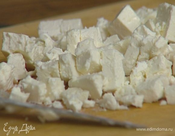 Фету нарезать кубиками.