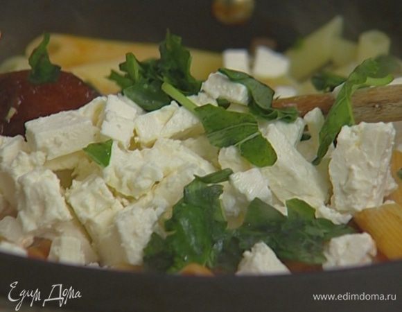 Сбрызнуть оливковым маслом, присыпать оставшимся базиликом и подавать тут же!