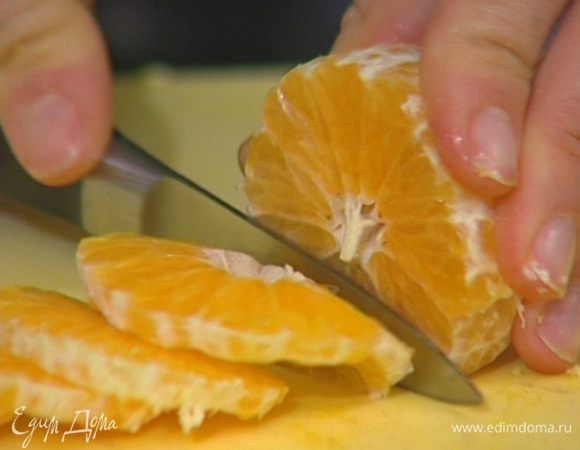 Два мандарина нарезать тонкими кружками.