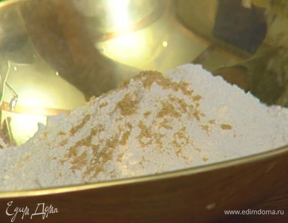 Муку смешать с сухим имбирем.
