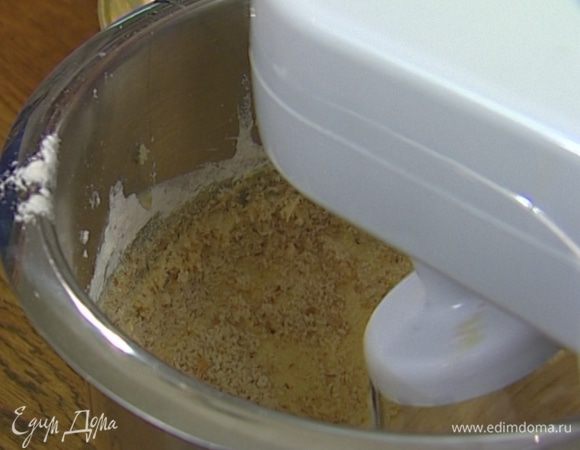 По одному ввести яйца, затем добавить свежий имбирь, муку с сухим имбирем, измельченный миндаль, мандариновый сок и нарезанную цедру. Все перемешать.