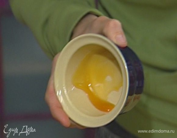 В небольшие формочки для выпечки капнуть по нескольку капель кленового сиропа и дать ему растечься по дну.