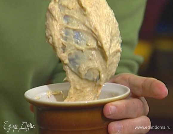 Выложить на дно каждой формочки кружок мандарина и заполнить тестом на 2/3, затем накрыть фольгой.