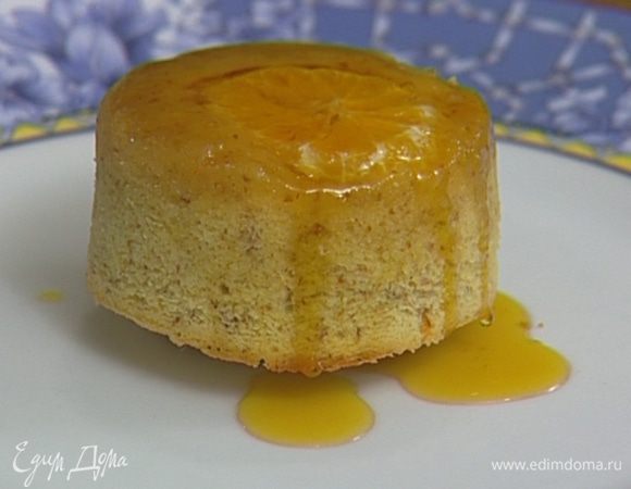 Выпекать пудинги в разогретой духовке 30 минут, затем вынуть их, перевернув формочки, и полить каждый 1 ч. ложкой кленового сиропа.