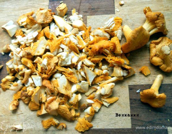 Лисички очистить от грязи и измельчить. ***Я раньше предпочитал очищать тряпочкой, а не промывать, т.к. лисички очень хорошо впитывают воду и становятся водянистыми, невкусными. Но недавно подсмотрел у Оксанки идею и она пришлась мне по душе, поэтому на этот раз я грибы промыл, обсушил, нарезал и обжарил около 10 минут на сухой сковороде, пока влага не испарилась и лишь потом добавил масла - вышло чудесно!***