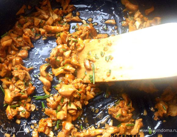 Обжарить (помешивая) лисички первые минут 10+- на сухой сковороде, затем добавить масло вместе с измельченным розмарином, довести до готовности. Остудить.  