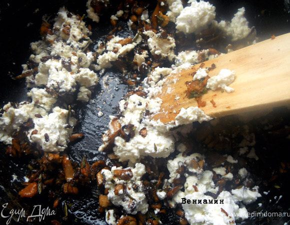 Добавить фету, размешать ***можно фету заменить более пресным творожным сыром, тогда можно присолить, а так, конечно же, соль не нужна***