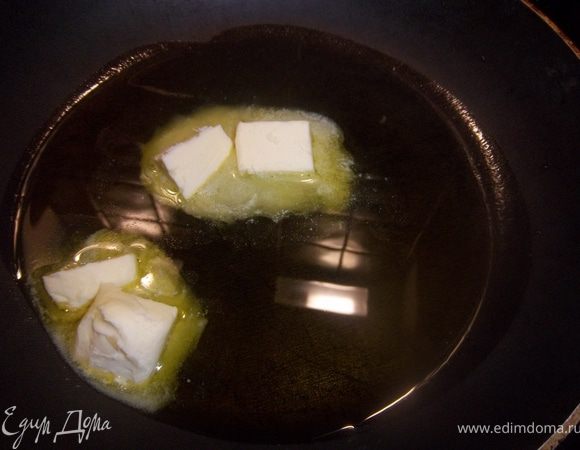 Разогреть в сковороде оливковое и сливочное масло