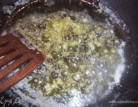 Обжаривать в нем чеснок в течение 3 минут.