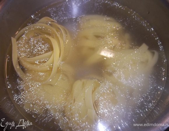 Отварить тальятелле в подсоленной и подмасленной воде, откинуть их на дуршлаг.