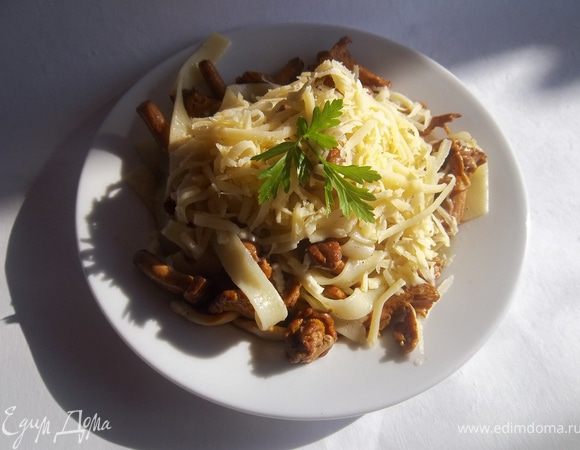 Смешать макароны с грибами, присыпать сыром, петрушкой.
