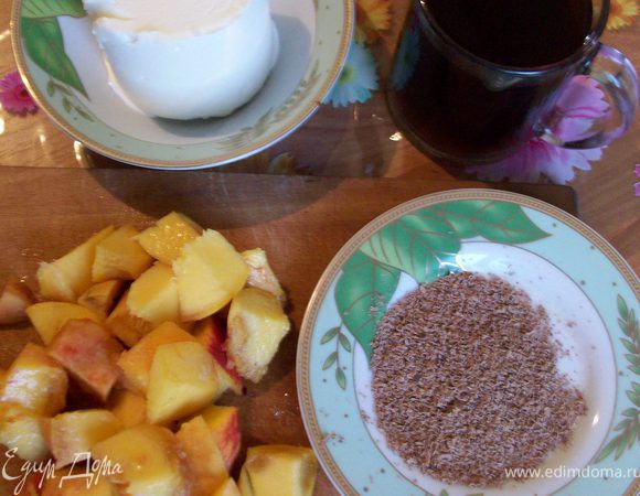 приготовить кофе,остудить. порезать персик, натереть шоколад