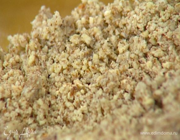 Миндаль измельчить в блендере в очень мелкую крошку.