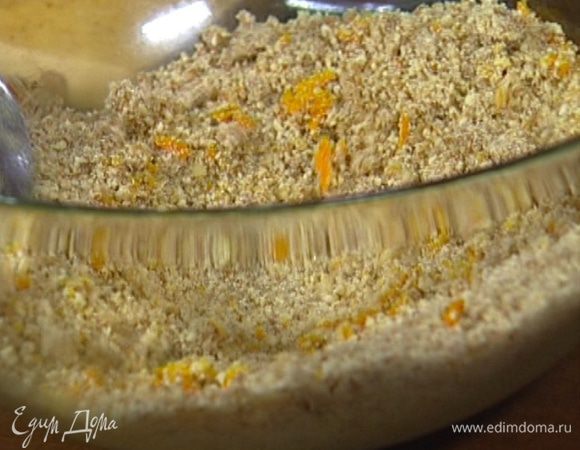 Смешать миндаль с 200 г сахарной пудры, корицей и апельсиновой цедрой.