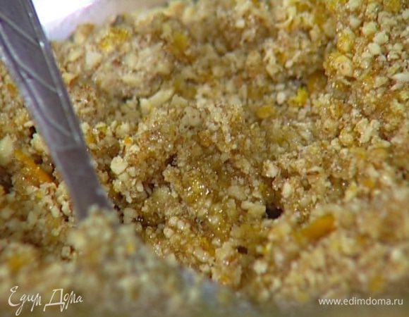 Добавить миндальную эссенцию, яйцо и все еще раз перемешать.