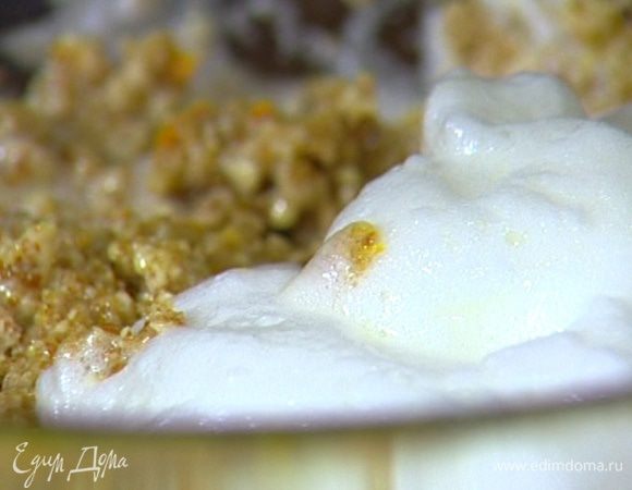 Белки взбить в крепкую пену и ввести в ореховую массу.